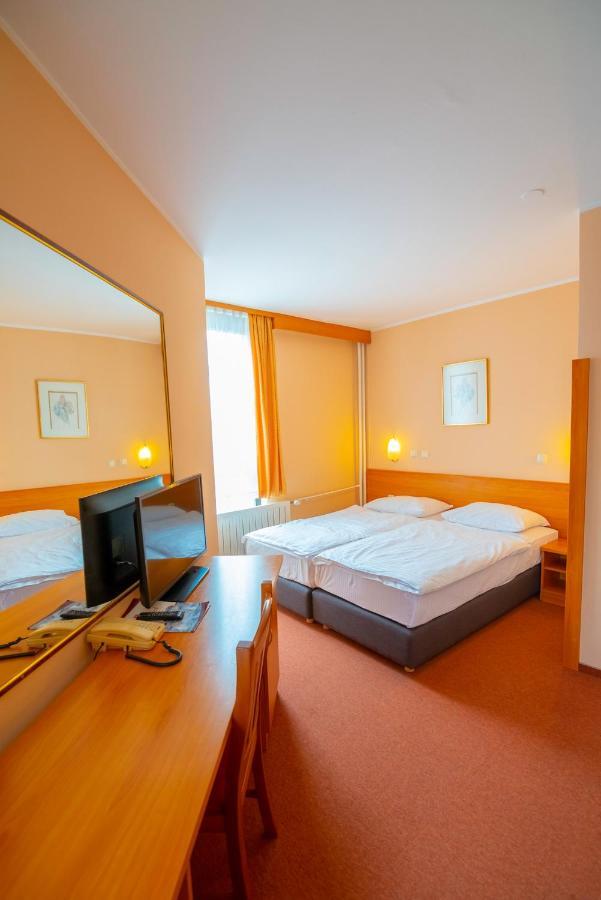 Hotel Park Cakovec Exterior photo